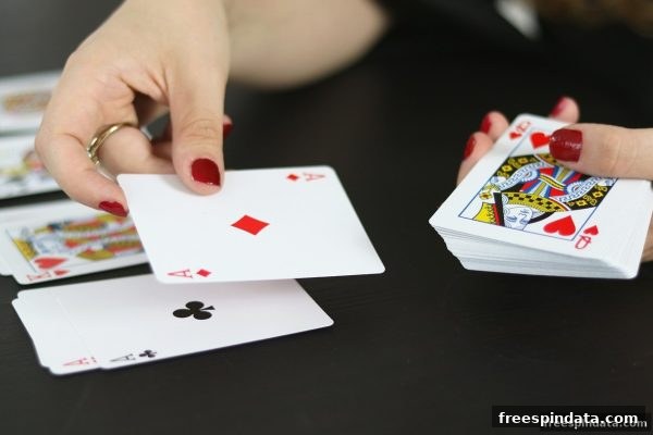 免费旋转游戏中的心理博弈：桌上策略助你制胜棋牌对局